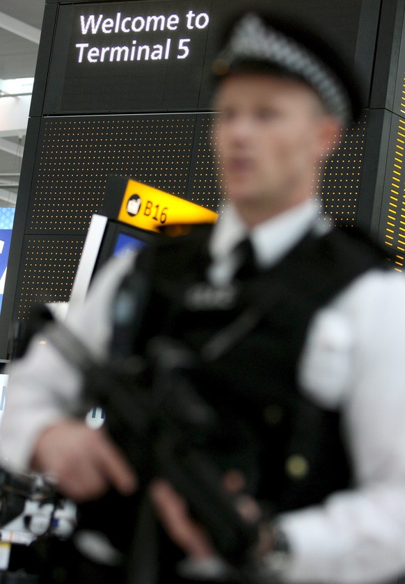 epa04296343 (FILE) A file picture dated 14 March 2008 shows an armed police officer on patrol at Heathrow airport&#039;s new Terminal 5 in London, Britain. US security officials are seeking to bolster ...
