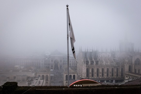 epa08110578 Smog hangs over the Duomo square in Milan, Italy, 07 January 2020. The Region of Lombardy has confirmed the stopping for the most polluting cars including standards of euro 4 due to the 10 ...