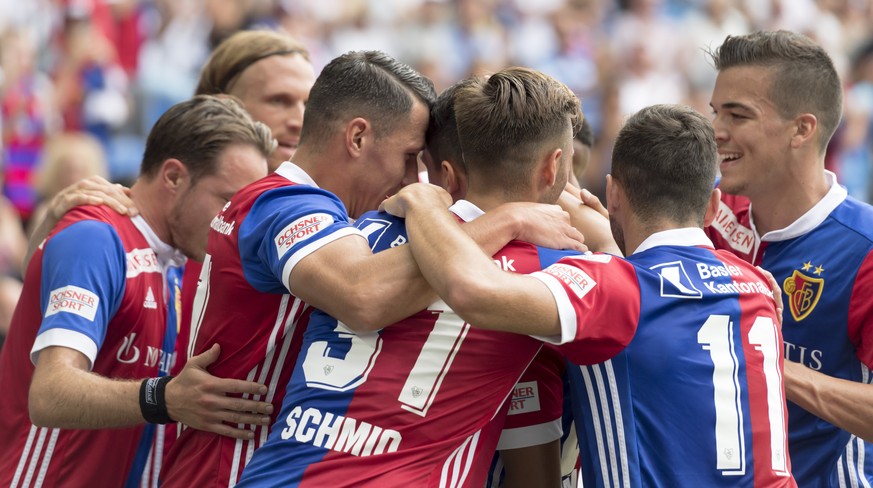 Die Basler jubeln ueber ihr 1:0 im Fussball Meisterschaftsspiel der Super League zwischen dem FC Basel 1893 und dem FC Luzern im Stadion St. Jakob-Park in Basel, am Sonntag, 30. Juli 2017. (KEYSTONE/G ...