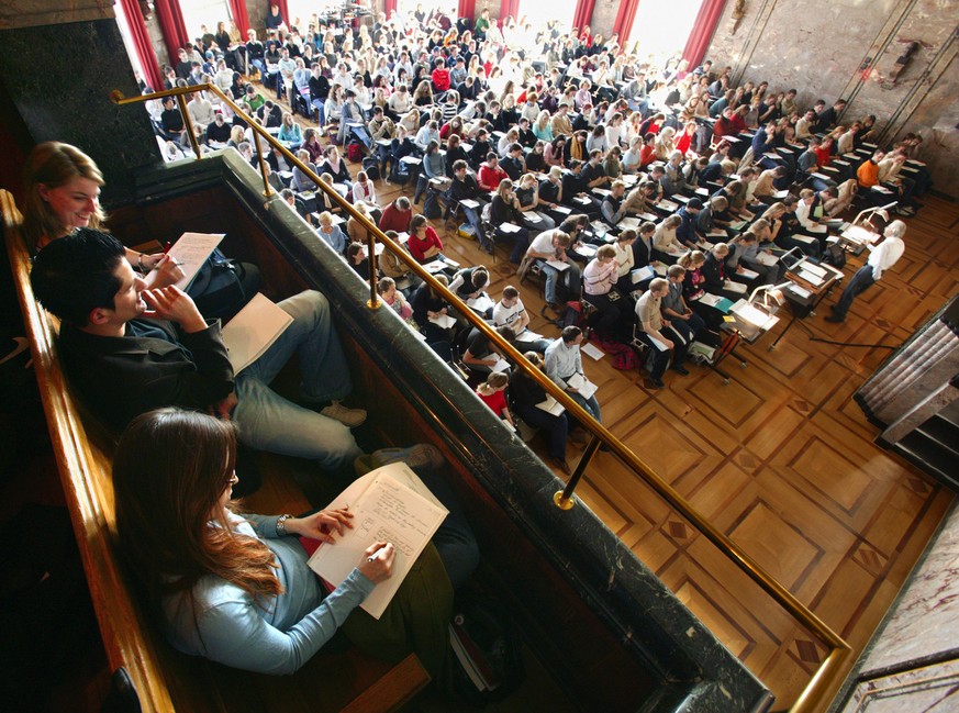 A lecturer speaks before the fully occupied assembly hall in the main building of the University of Zurich, pictured on March 31, 2004, in Zurich, Switzerland. (KEYSTONE/Martin Ruetschi)

Ein Dozent r ...