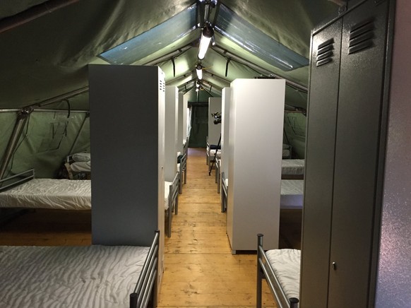 Zehn Personen in einem Zelt: So sieht es im Inneren der 16 Aargauer Armeezelte aus, die neben&nbsp;dem Asylheim im Aarauer Industriegebiet aufgestellt wurden.&nbsp;