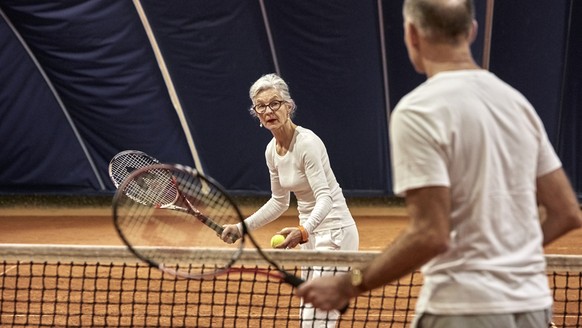 ZUM THEMA AKTIVE SENIOREN IM ALLTAG STELLEN WIR IHNEN HEUTE, MITTWOCH, 11. JANUAR 2017, FOLGENDES NEUES BILDMATERIAL ZUR VERFUEGUNG --- [Symbolic Image] An elderly couple plays tennis at the tennis cl ...