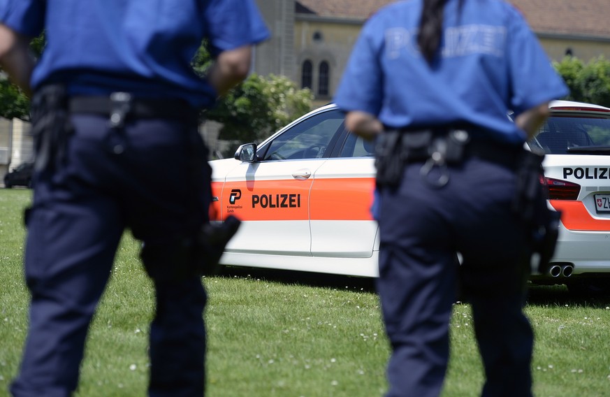 Two policemen stand in front of a police car of the cantonal police Zurich, in Zurich, Switzerland, on June 2, 2015. (KEYSTONE/Water Bieri)

Zwei Polizisten stehen vor einem Dienstfahrzeug der Kantons ...