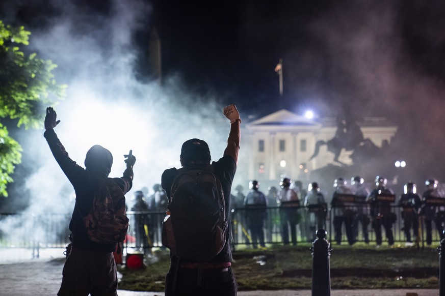 epa08457223 Protesters confront police outside the White House during a demonstration over the death of George Floyd, who died in police custody, in Washington, DC, USA, 31 May 2020. A bystander&#039; ...