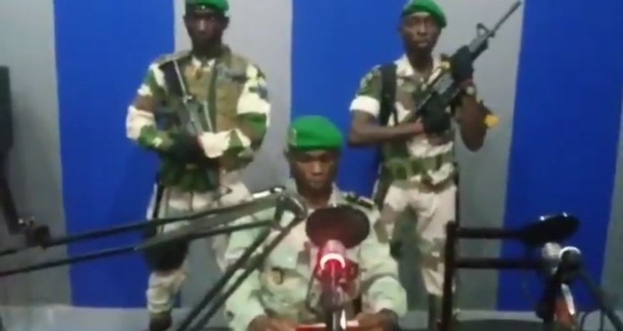 Soldaten verkünden die Machtübernahme im afrikanischen Gabun.