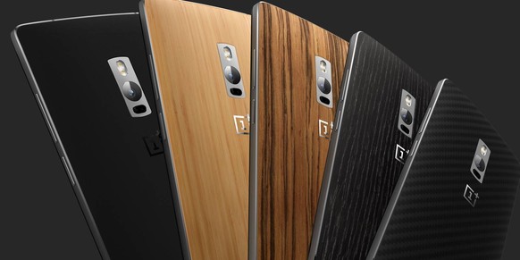 Das OnePlus 2 mit Holz-Cover.