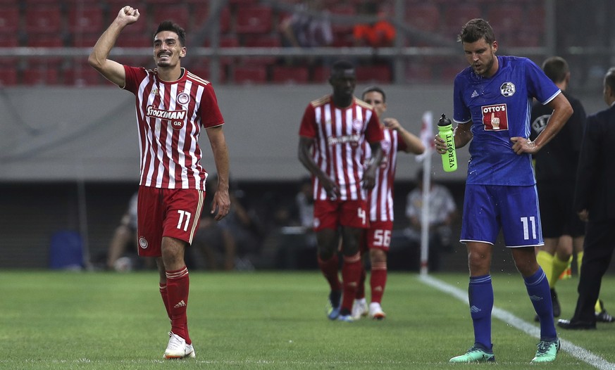 Olympiakos&#039; Lazaros Christodoulopoulos , left, celebrates after scoring his second goal and the second of his side against FC Luzern&#039;s during the Europa League third qualifying round , first ...