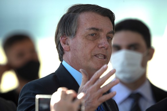 epa08462826 Brazilian President Jair Bolsonaro speaks to his supporters without a mask, in breach of the decree on the mandatory use of masks to protect against the coronavirus, at the Palacio do Alvo ...