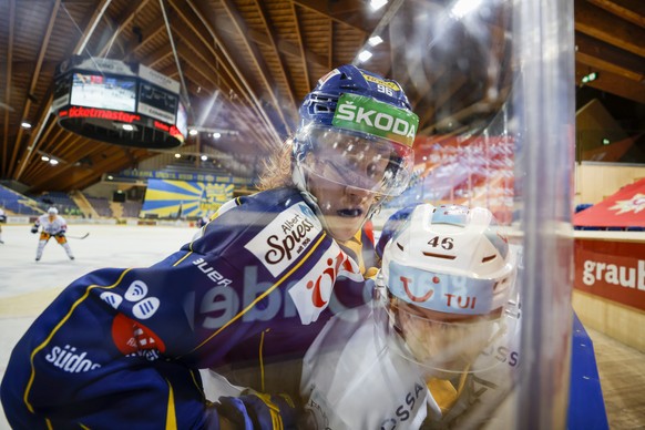 Davos&#039; Chris Egli, links, kaempft um den Puck gegen Zugs Lino Martschini, beim Eishockey-Qualifikationsspiel der National League zwischen dem HC Davos und dem EV Zug, am Mittwoch, 30. Dezember 20 ...