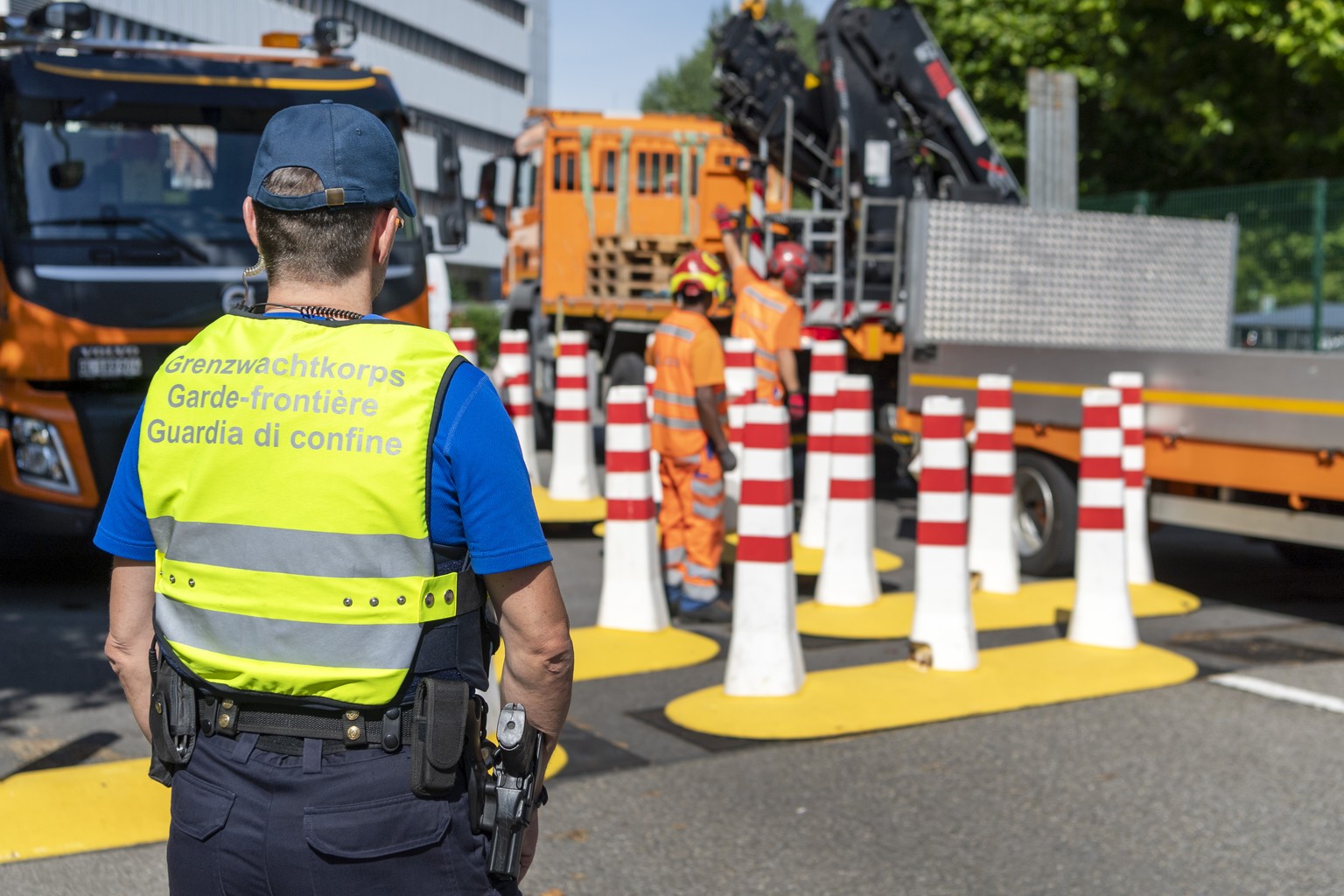 Die Strassensperren an der Grenze zu Frankreich werden entfernt an der Hueningerstrasse in Basel, am Freitag, 12. Juni 2020. Die Schweiz oeffnet am Montag, 15. Juni ihre Grenzen gegenueber den EU- und ...