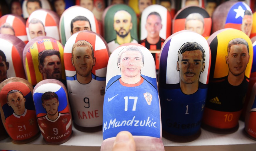 epa06885230 Matryoshka dolls depicting France&#039;s Antoine Griezmann (C-R) and Croatia&#039;s Mario Mandzukic (C-L) and other soccer players from the FIFA World Cup 2018 are on display in a souvenir ...