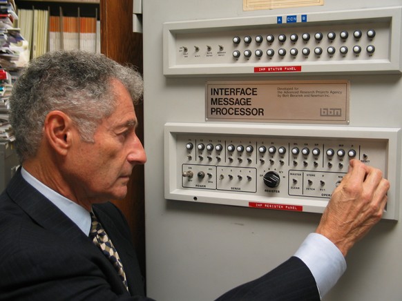 Leonard Kleinrock mit dem Grossrechner, der für die erste Internetverbindung genutzt wurde.