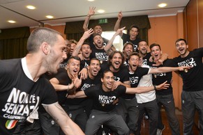 Die Juve-Spieler feiern den Sieg Catanias gegen Roma. Ob sie bis zum eigenen Spiel am Montagabend wieder nüchtern sind?