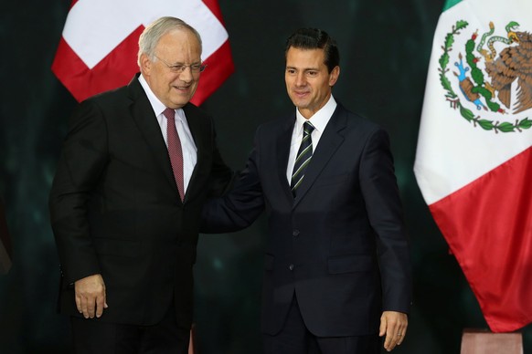 Mexico&#039;s President Enrique Pena Nieto (R) smiles with Swiss President Johann Schneider-Ammann during a welcome ceremony at the National Palace in Mexico City, Mexico, November 4, 2016. REUTERS/Ed ...