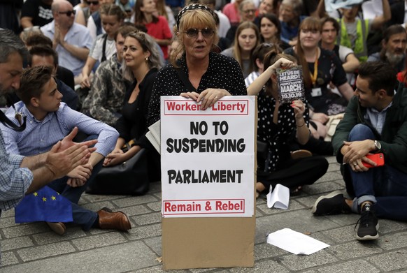 Anti-Brexit supporters gather outside the Prime Minister&#039;s residence 10 Downing Street in London, Wednesday, Aug. 28, 2019. British Prime Minister Boris Johnson asked Queen Elizabeth II on Wednes ...
