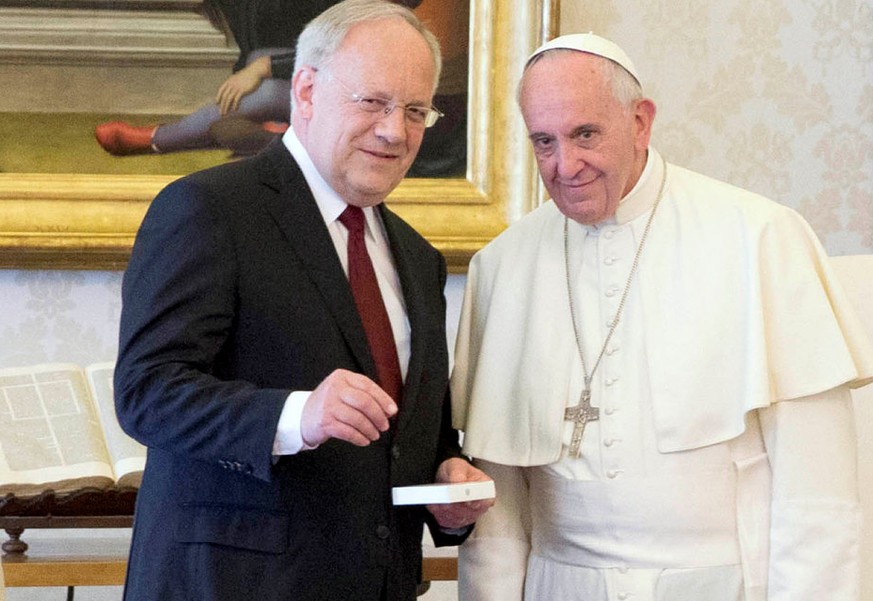 Bundespräsident Johann Schneider-Ammann überreicht dem Papst – ist es ein Sackmesser?