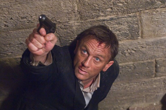 Der Klassiker: Daniel Craig mit der Walther PPK.