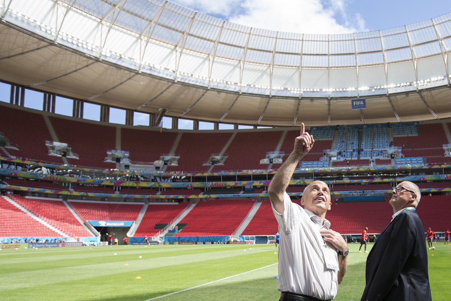 Sportminister Ueli Maurer im Nationalstadion von Brasilia beim Training der Fussball-Nati an der WM 2014 in Brasilien.