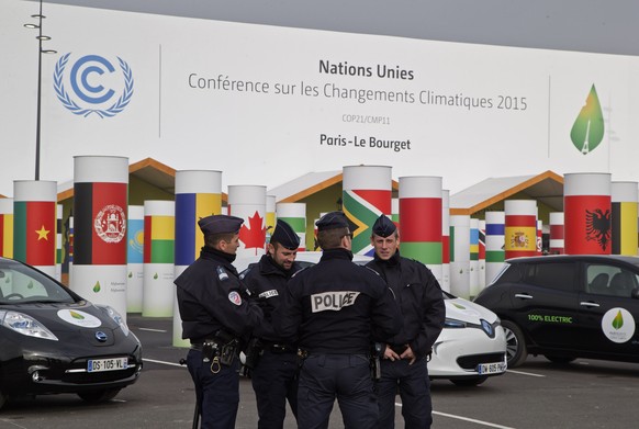 Polizisten vor dem Haupteingange der UNO-Klimakonferenz&nbsp;in Le Bourget: Die Konferenz startet am Montag.