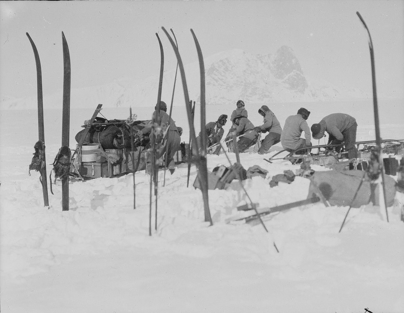 Bowers Team repariert seine Schlitten auf dem Beardmore-Gletscher am 13. Dezember 1911.