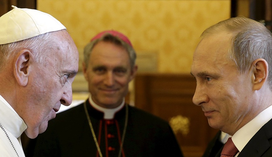 Papst Franziskus ruft Putin auf, Engagement zur Beilegung des Ukraine-Konflikts zu zeigen.