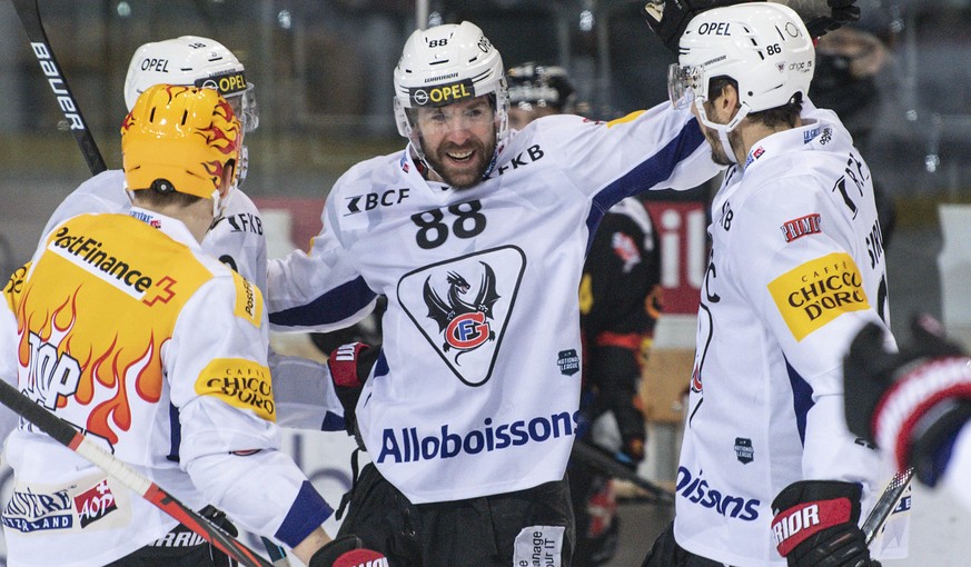 Gotterons Killian Mottet, Chris DiDomenico und Julien Sprunger, von links, feiern den Treffer zum 2-0 im Eishockey Meisterschaftsspiel der National League zwischen dem SC Bern und dem HC Fribourg Gott ...