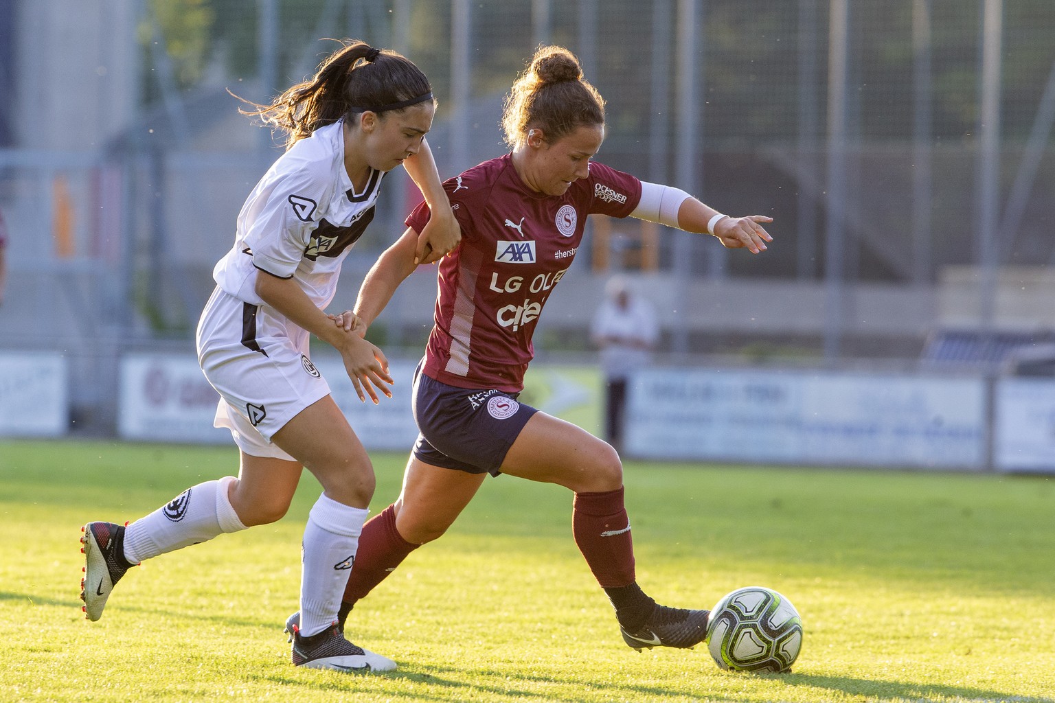 Lugano&#039;s Luna Gianotti, left, fights for the ball with Servette&#039;s Thais Hurni, right, during the Women�s Super League soccer match of Swiss Championship between Servette FC Chenois Feminin a ...