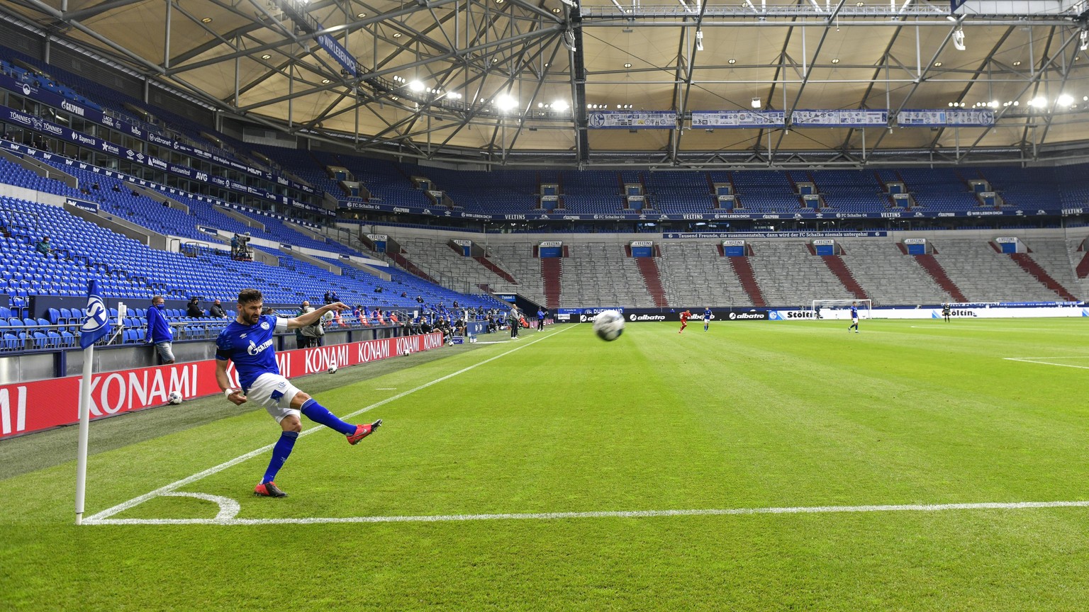 epa08441514 Schalke&#039;s Daniel Caligiuri kicks the ball in front of empty seats during the German Bundesliga soccer match between FC Schalke 04 and FC Augsburg in Gelsenkirchen, Germany, 24 May 202 ...