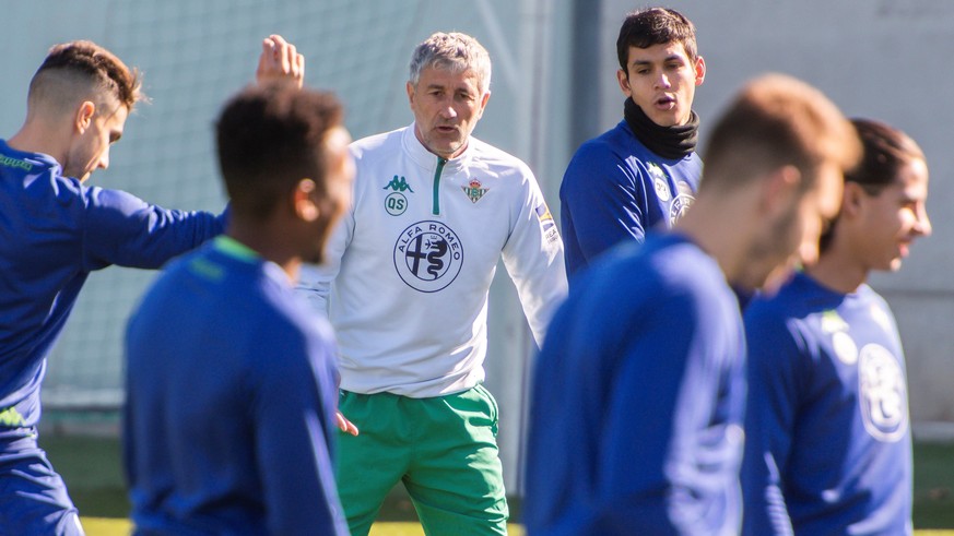 epa07347707 Real Betis&#039; head coach Quique Setien (C) leads a training session at Real Betis sports facilities in Seville, Andalusia, Spain, 06 February 2019. Real Betis will face Valencia CF in t ...