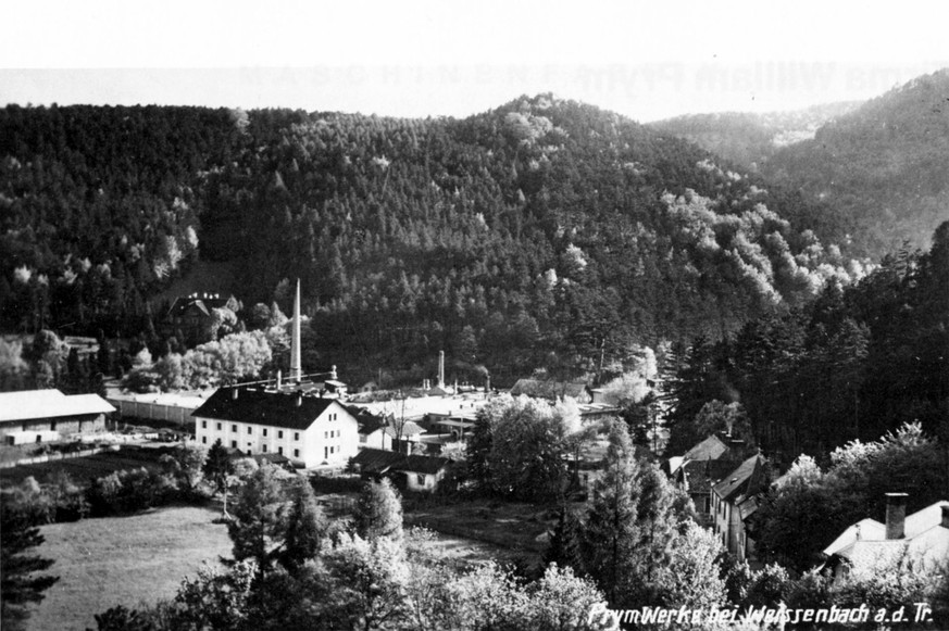 Weissenbach an der Triesting, Niederösterreich, Zweigwerk William Prym von Südwest gesehen (1908)
https://de.wikipedia.org/wiki/Prym_Group#/media/File:Weissenbach-Prym-Fabrik-(1908).jpg