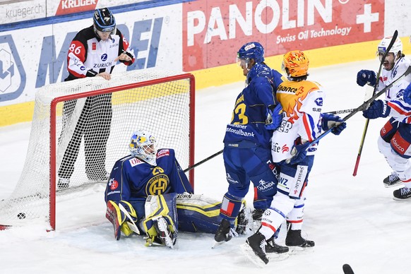Zuerichs Pius Suter erzielt das Tor zu 3-4 gegen Davos&#039; Goalie Sandro Aeschlimann, beim Eishockey-Qualifikationsspiel der National League zwischen dem HC Davos und den ZSC Lions, am Dienstag, 7.  ...