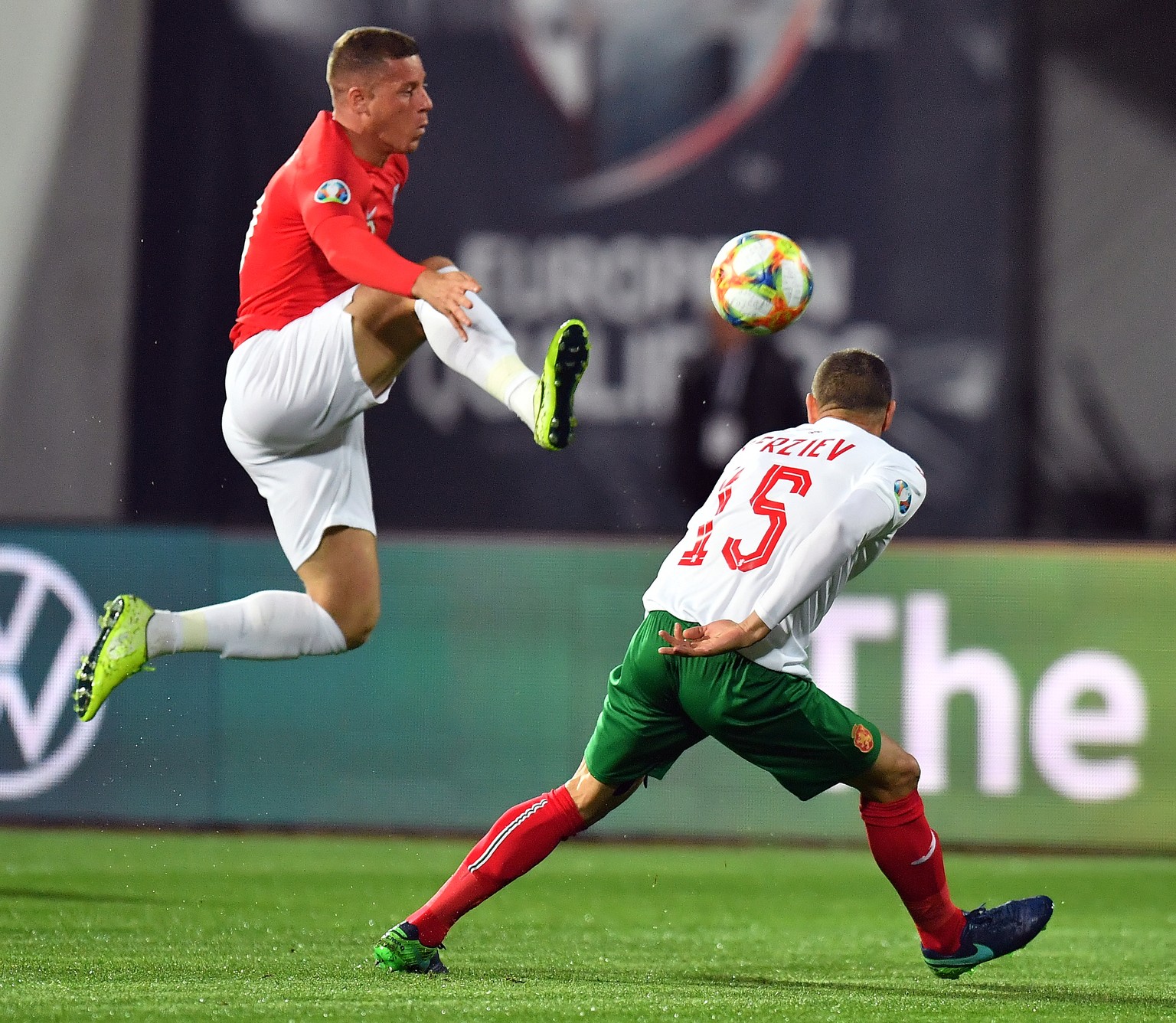 epa07920918 Ross Barkley (L) of England in action against Georgi Terziev (R) of Bulgaria during the UEFA EURO 2020 qualifying group A soccer match between Bulgaria and England, in Sofia, Bulgaria 14 O ...
