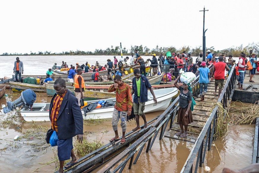epa07460332 People of Buzi arrive in a boat at Praia Nova in Beira to get shelter after the passage of cyclone Idai in the province of Sofala, central Mozambique, 24 March 2019. Reports state that ome ...