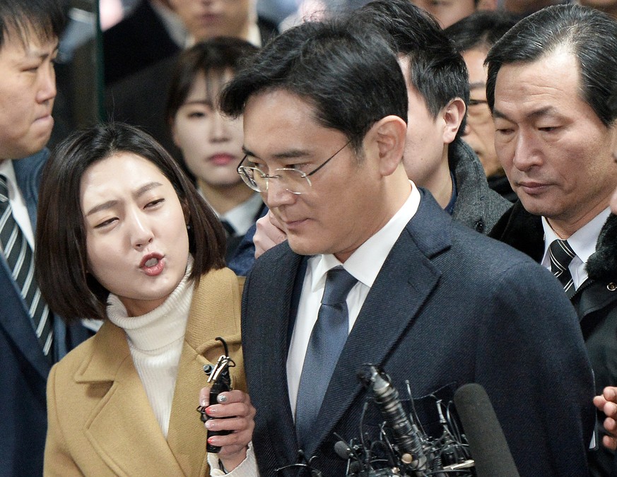 Samsung Group chief, Jay Y. Lee, is surrounded by media upon his arrival to the Seoul Central District Court in Seoul, South Korea, February 16, 2017. Lee Jae-myung/News1 via REUTERS ATTENTION EDITORS ...