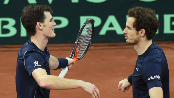Jamie (links) und Andy Murray feiern den Sieg im Doppel.