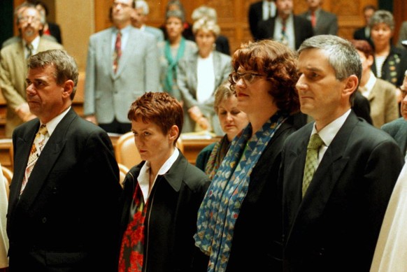 Zu Beginn der Sondersession der Eidgenoessischen Raete am Montag, 27. April 1998, wurden vier neue Mitglieder des Nationalrates vereidigt: (V.l.n.r.) Charles-Albert Antille (FDP/VS), Jacqueline Fehr ( ...