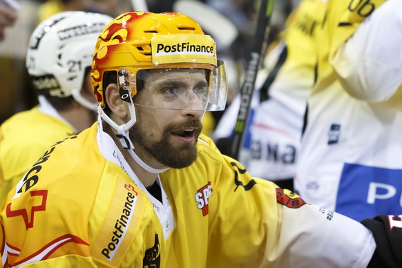 Bern&#039;s center Mark Arcobello, of USA, reacts on his bench, during a National League regular season game of the Swiss Championship between Geneve-Servette HC and SC Bern, at the ice stadium Les Ve ...