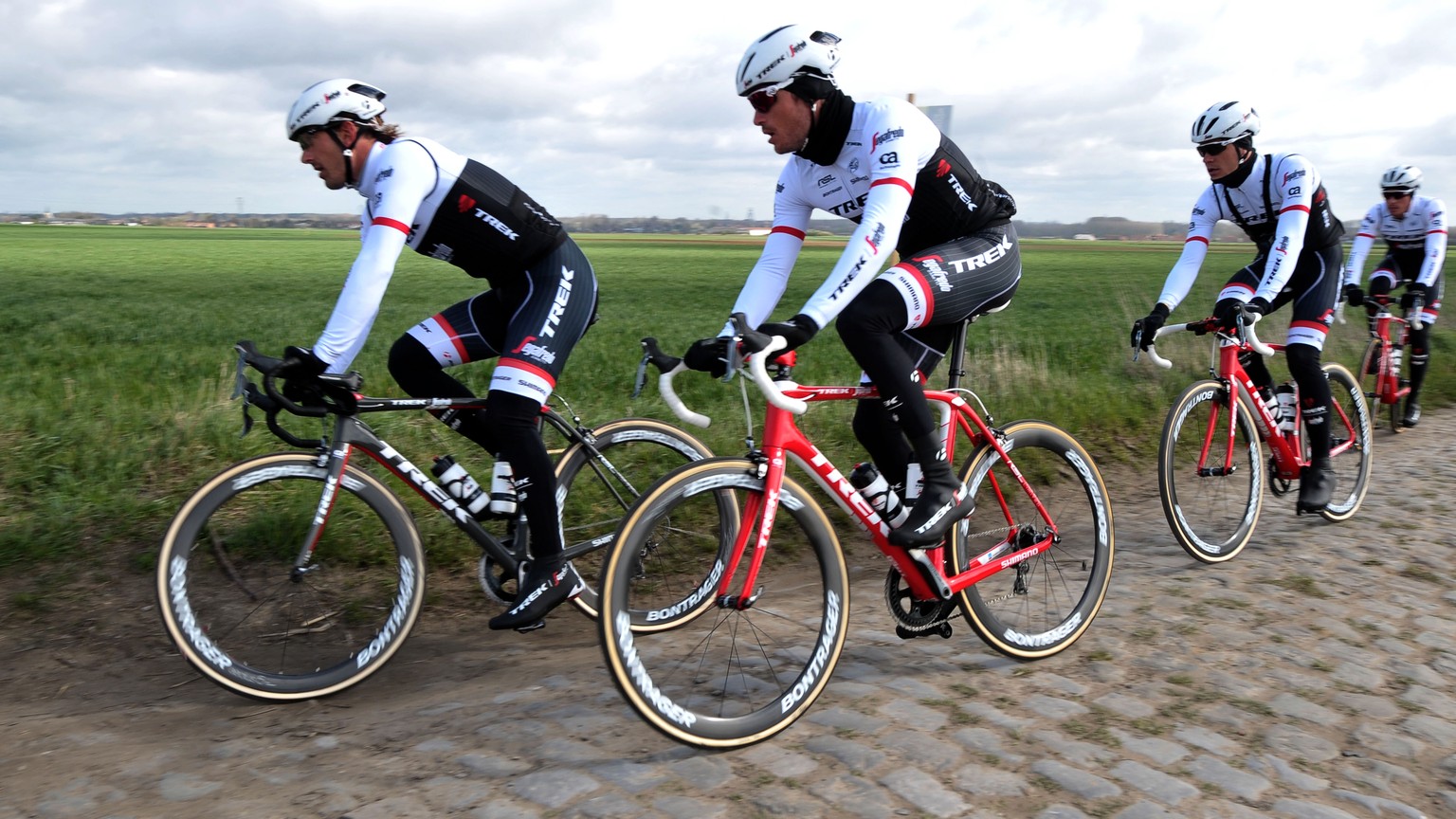 Cancellara (mit dem schwarzen Velo) und seine Teamkollegen während der Woche bei einem Training auf der Rennstrecke.