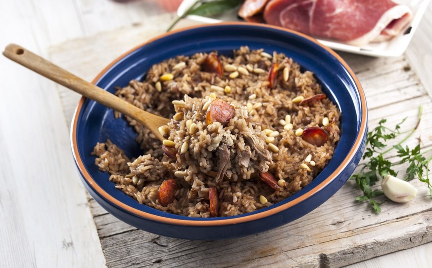 arroz de pato reis mit ente portugal portugiesisch essen food https://www.teleculinaria.pt/featured/arroz-de-pato-com-pinhoes/