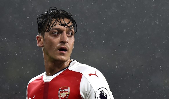 epa05763773 Arsenal&#039;s Mesut Oezil during the English Premier League soccer match between Arsenal and Watford at Emirates Stadium, London, Britain, 31 January 2017.
EDITORIAL USE ONLY. No use wit ...