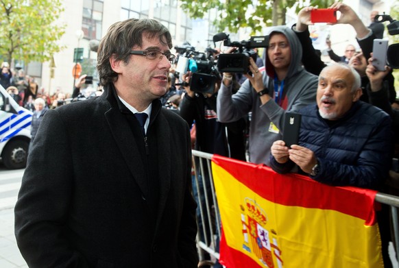 epa06299406 Dismissed Catalonian regional President Carles Puigdemont (L) arrives at the press club ahead of his press conference at the Press Club in Brussels, Belgium, 31 October 2017. Catalonian re ...