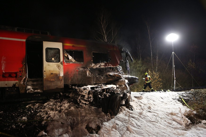 Sowohl der Zug als auch der Transporter gerieten in Brand.
