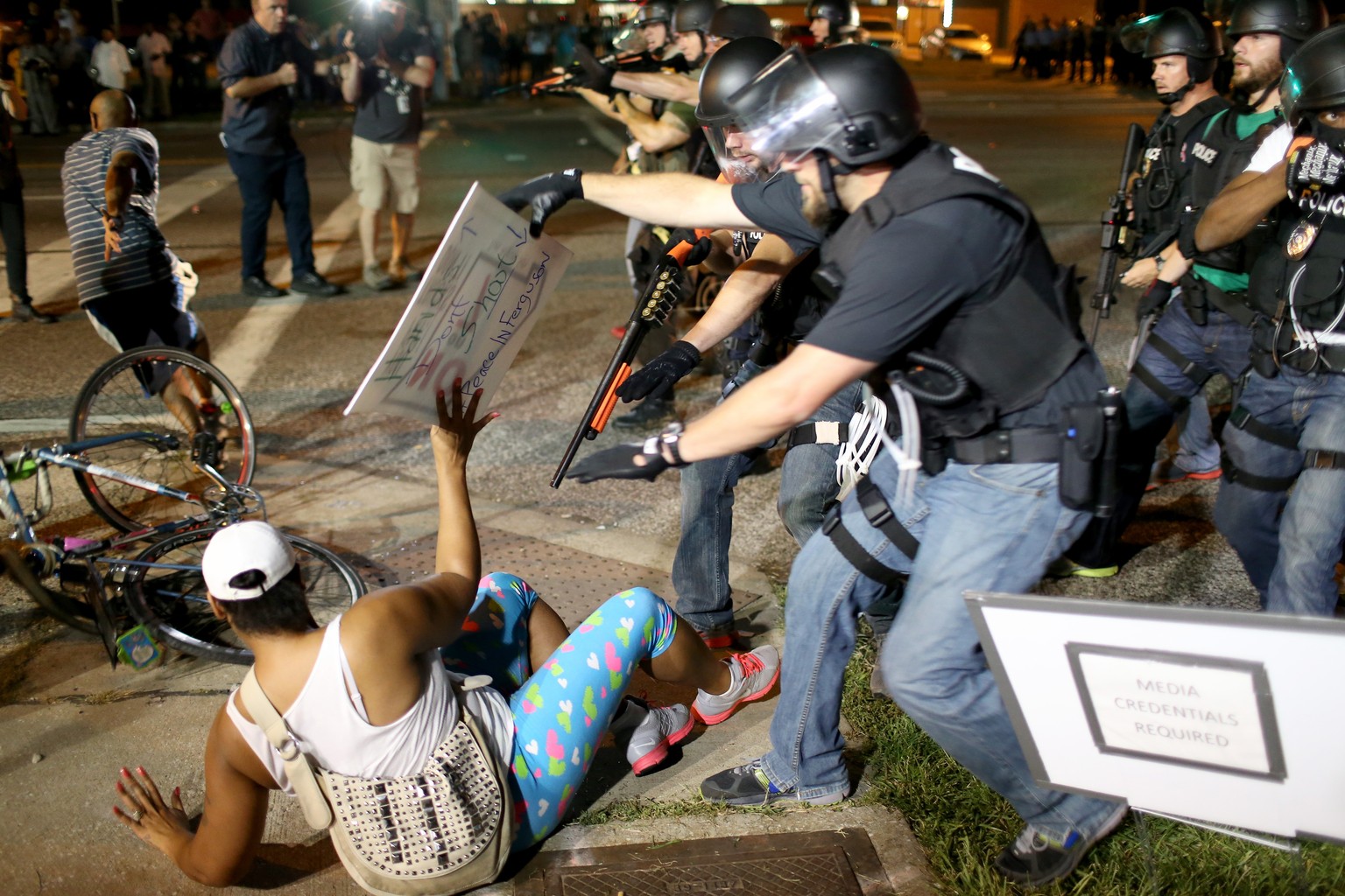 Keine Chance: Ein schwarzer Demonstrant wird verhaftet.