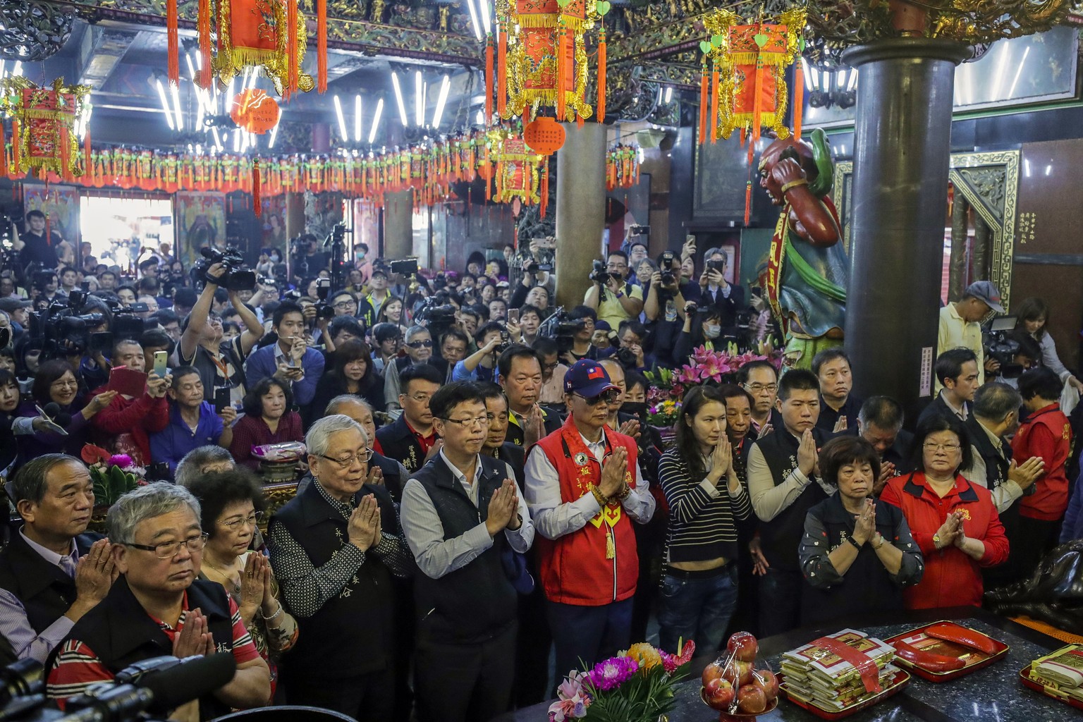 epa07511155 Foxconn founder Terry Gou (C) prays at a temple in New Taipei city, Taiwan, 17 April 2019. On 16 April, Gou announced that he is considering to run for Taiwan&#039;s presidency in 2020. EP ...