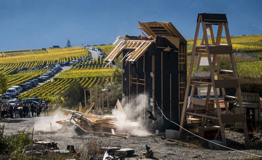 Blick auf die Erdbebenversuchsanlage der Berner Fachhochschule in Chamoson VS. Das vierstöckige Holzgebäude hielt dem Zerstörungsversuch nahezu stand.