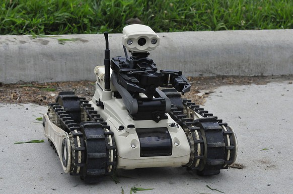 Militärroboter Micro Tacitcal Ground Robot
https://commons.wikimedia.org/wiki/File:Micro_Tactical_Ground_Robot_from_ROBOTEAM_North_America_140726-A-HE734-003.jpg