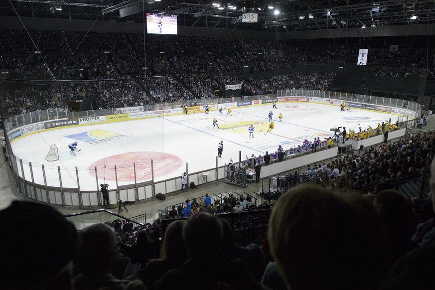 Zuschauer beobachten das Eishockey Meisterschaftsspiel der National League A zwischen den ZSC Lions und dem SC Bern am Mittwoch, 9. September 2015, im Hallenstadion in Zuerich. (KEYSTONE/Anthony Anex)