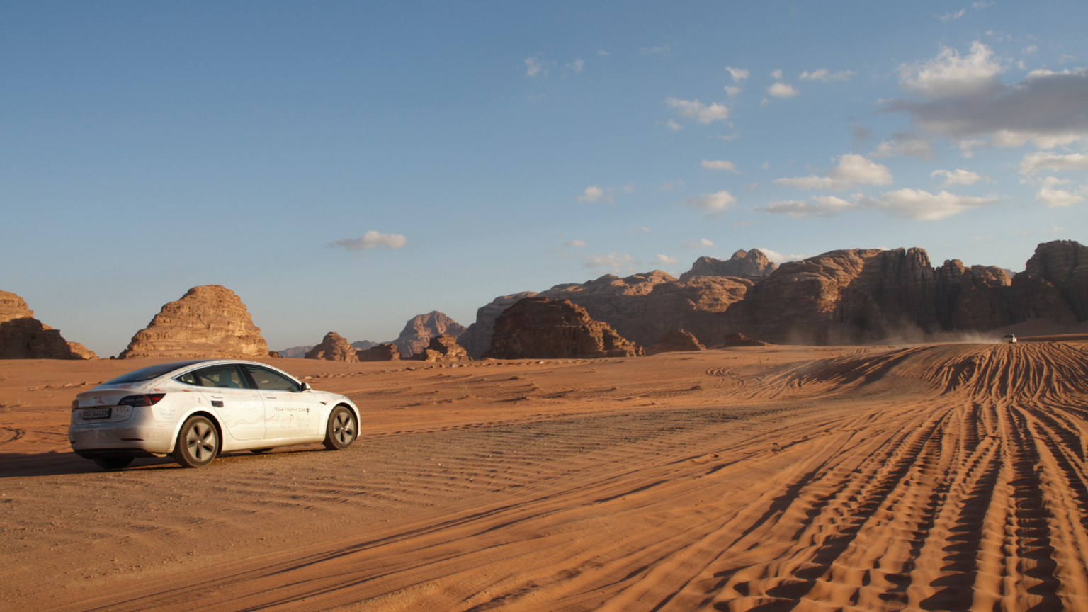 Köpfli brauste mit seinem Tesla Model 3 durch die Wüste Jordaniens.