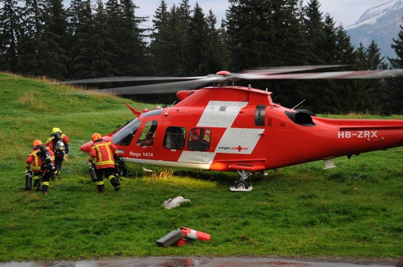 Da die SAC-Hütte auf 2000 Metern liegt und nur zu Fuss erreichbar ist, waren die Löscharbeiten schwierig. Feuerwehrleute und Löschmaterial wurden mit zwei Helikoptern zur Hütte geflogen.
