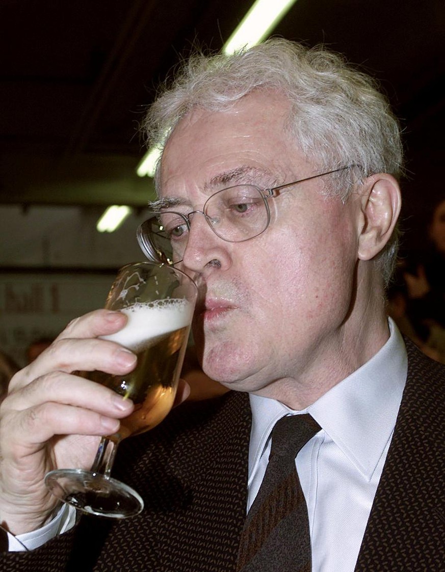 POOL REUTERS
PAR12D - 20020225 - PARIS, FRANCE : France&#039;s Socialist Prime Minister and presidential candidate Lionel Jospin drinks a beer during a break in his visit to the 39th International Far ...